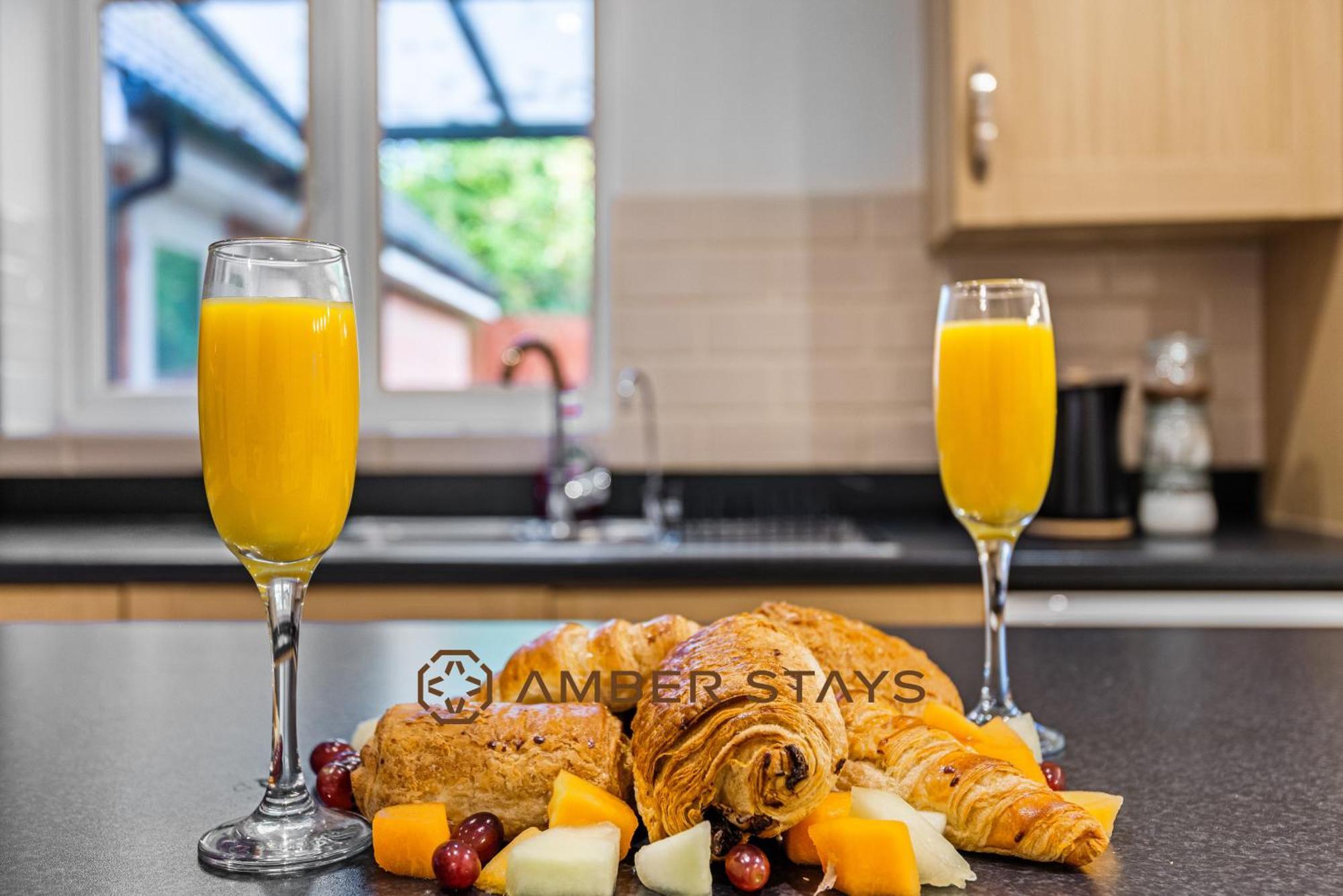 Spacious 5 Bed House In Reading By Amber Stays, Perfect For Business & Contractors, Sleeps 12! Екстериор снимка