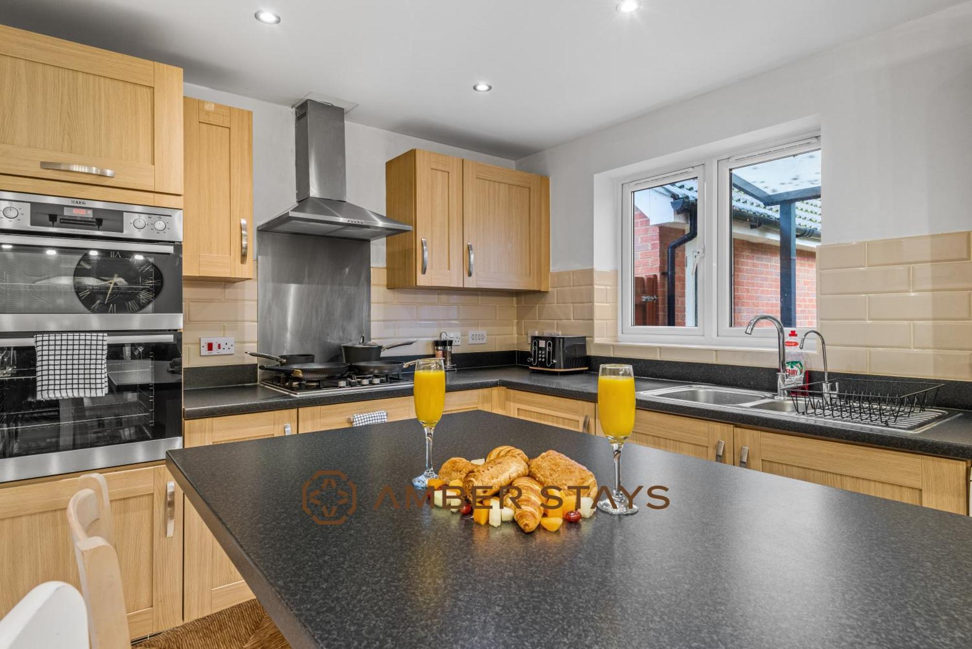 Spacious 5 Bed House In Reading By Amber Stays, Perfect For Business & Contractors, Sleeps 12! Екстериор снимка
