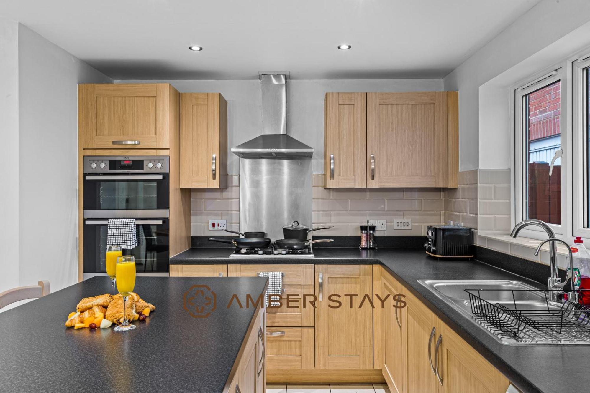 Spacious 5 Bed House In Reading By Amber Stays, Perfect For Business & Contractors, Sleeps 12! Екстериор снимка